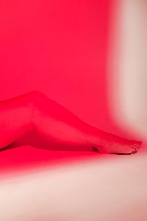 Ilmainen kuvapankkikuva tunnisteilla jalat, punainen valo, pystysuuntainen laukaus