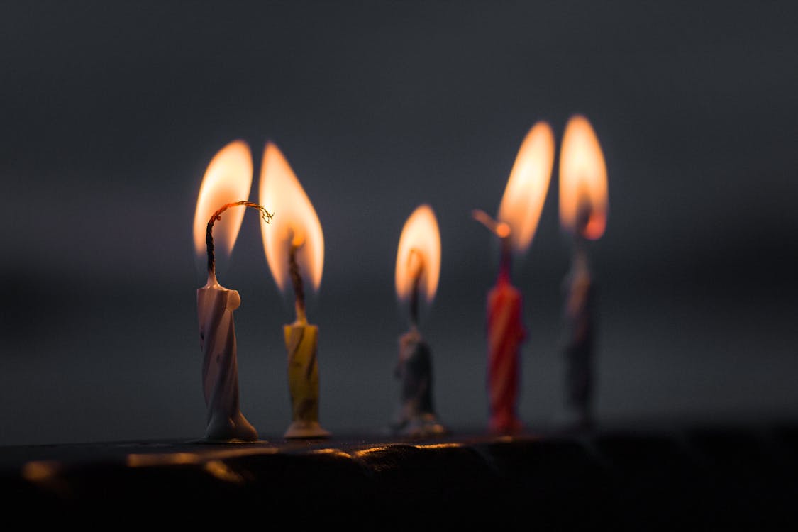 Gratis stockfoto met belicht, brandend, brandende kaarsen