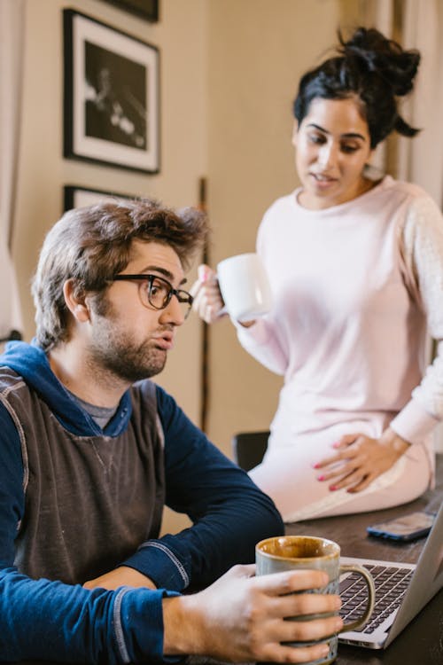 Foto profissional grátis de café, canecas de cerâmica, computador portátil