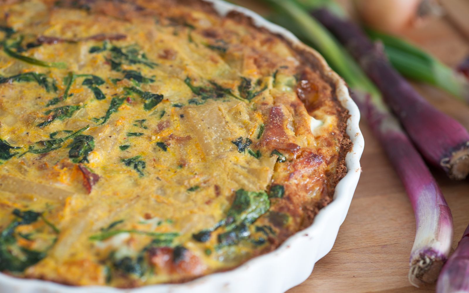 Foto de Quiche de alho-poró com salada verde