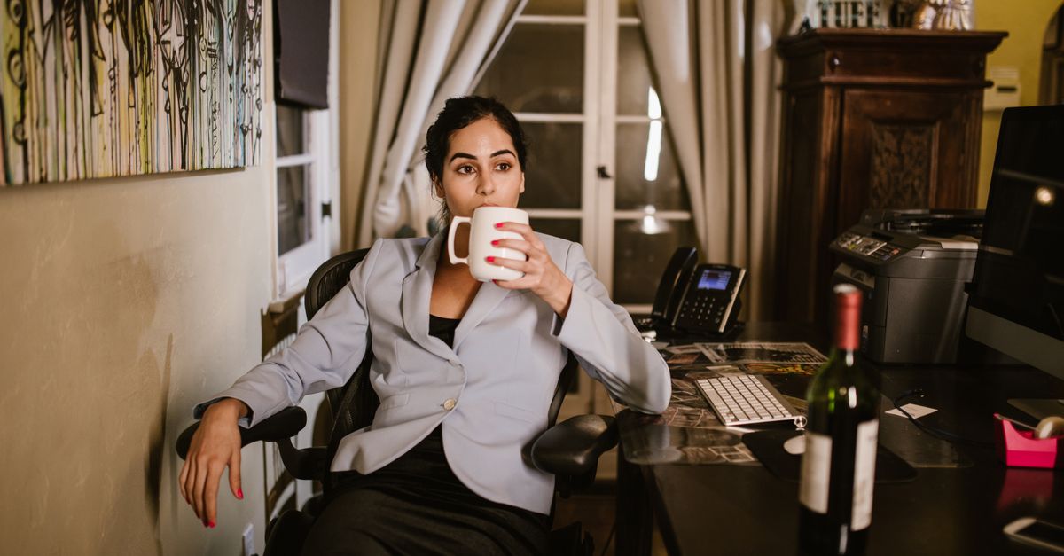コーヒーを飲みながらくつろぐ女性のイメージ(着色汚れの原因になりやすい飲み物)