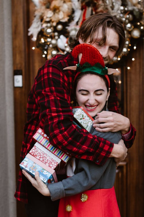 Fotos de stock gratuitas de abrazos de pareja, adornos de navidad, alegre