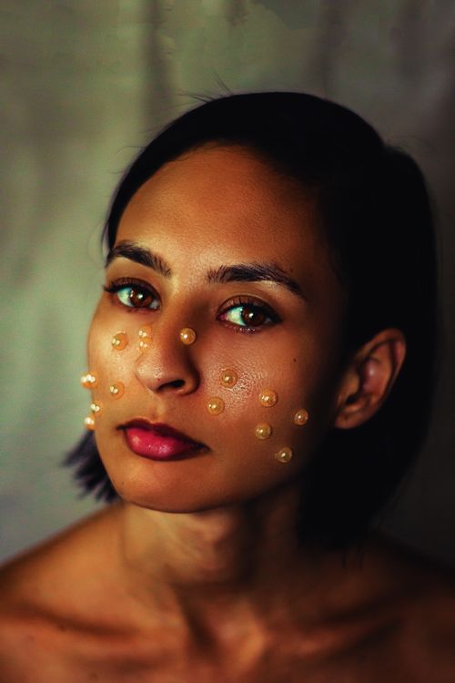 Free Close-up portrait of a fashionable woman with pearls on her skin, showcasing beauty and elegance. Stock Photo