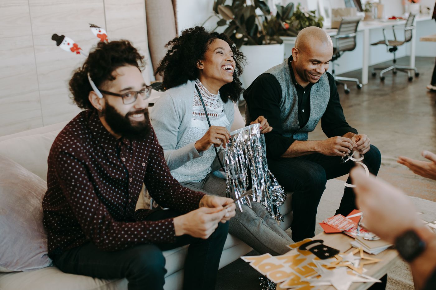 Personas colaborando en una actividad creativa