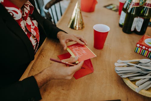 Gratis stockfoto met gelukkig kerstfeest, handen, houten tafel