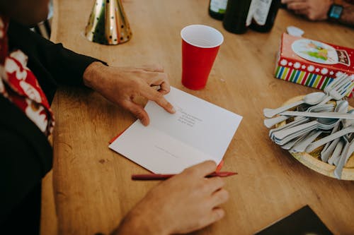 Gratis stockfoto met gelukkig kerstfeest, handen, houten tafel