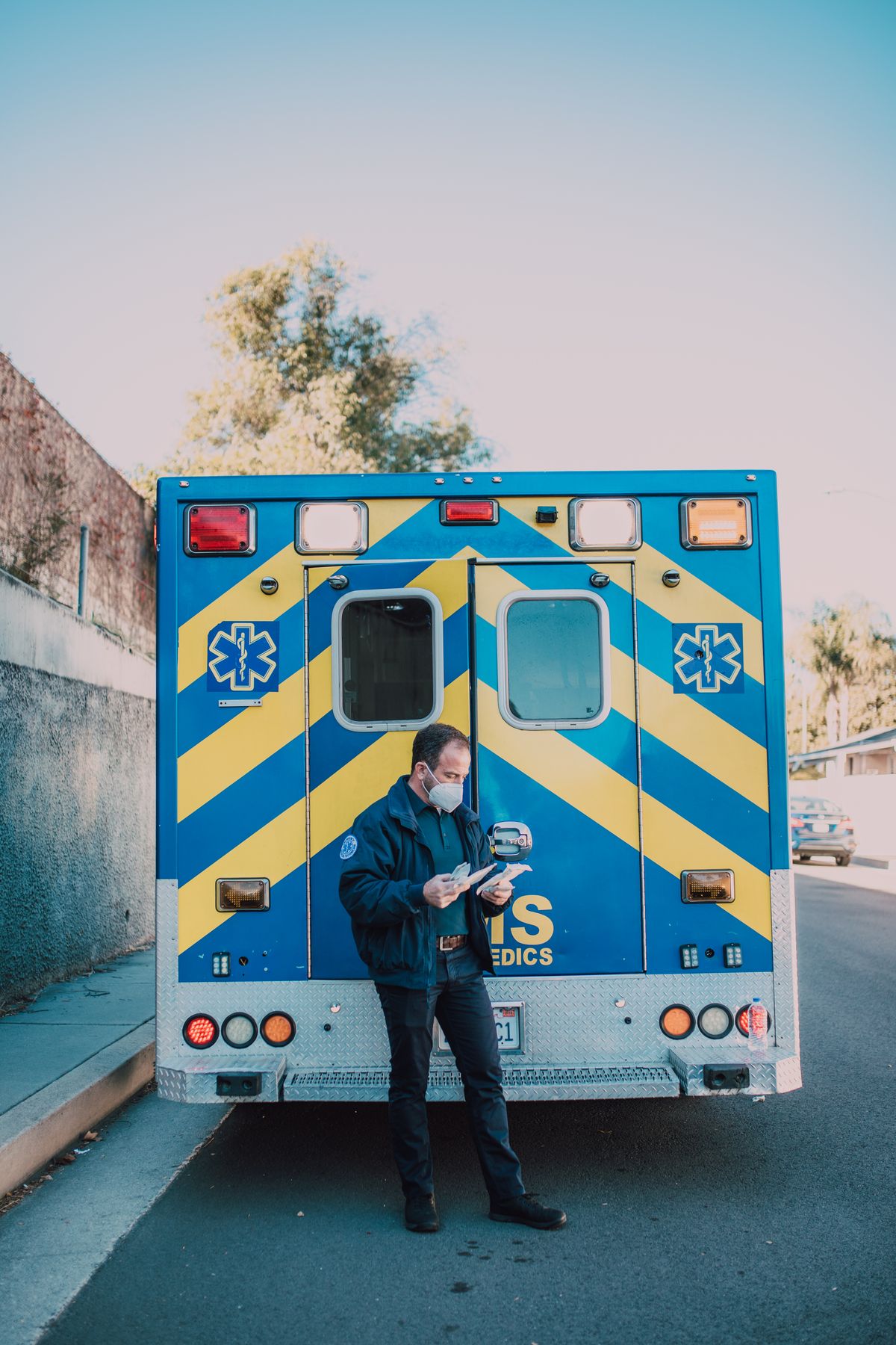 Ambulans önünde görev hazırlığı yapan paramedik