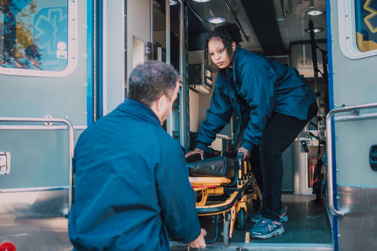 Techniciens chargeant du matériel professionnel, réactivité terrain