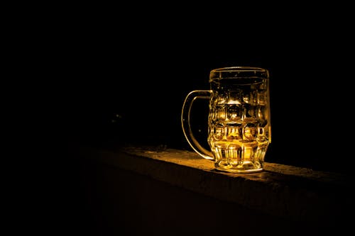 夜間の飲料と透明なガラスのマグカップ