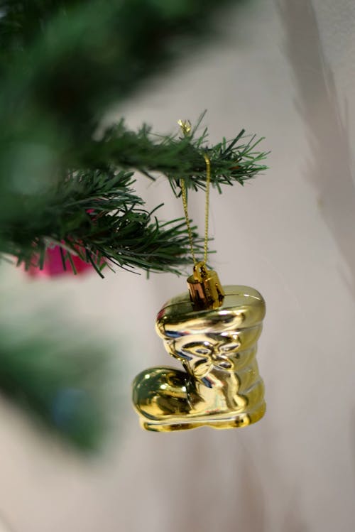 Free Close-Up Shot of a Christmas Decoration Hanging on the Christmas Tree Stock Photo