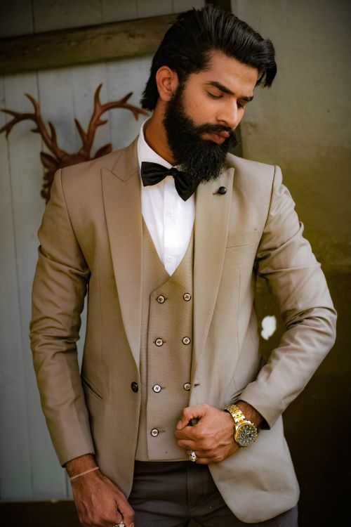 Free Distinguished man with a beard in a stylish suit, showcasing elegant fashion. Stock Photo