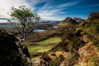 苏格兰高地景色壮丽，有郁郁葱葱的绿地、连绵的山脉和宁静的湖泊