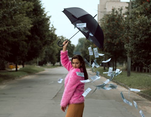 Fotos de stock gratuitas de abrigo de piel rosa, cayendo, dinero