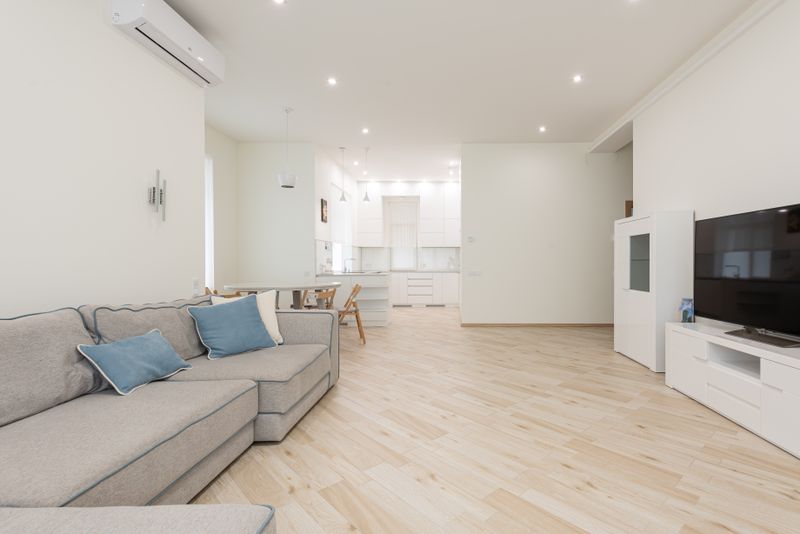 Salon lumineux et soigné d'un appartement meublé