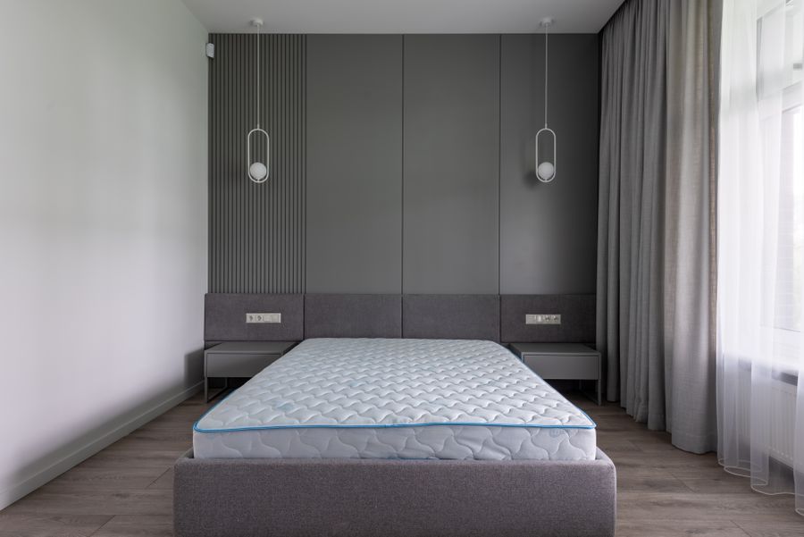 Cama com colchão em quarto contemporâneo