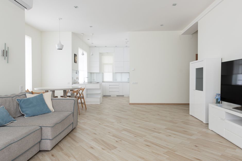 Cocina abierta al salón completamente limpia y organizada