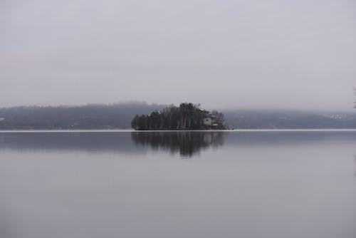 Kostenloses Stock Foto zu bäume, dunstig, insel