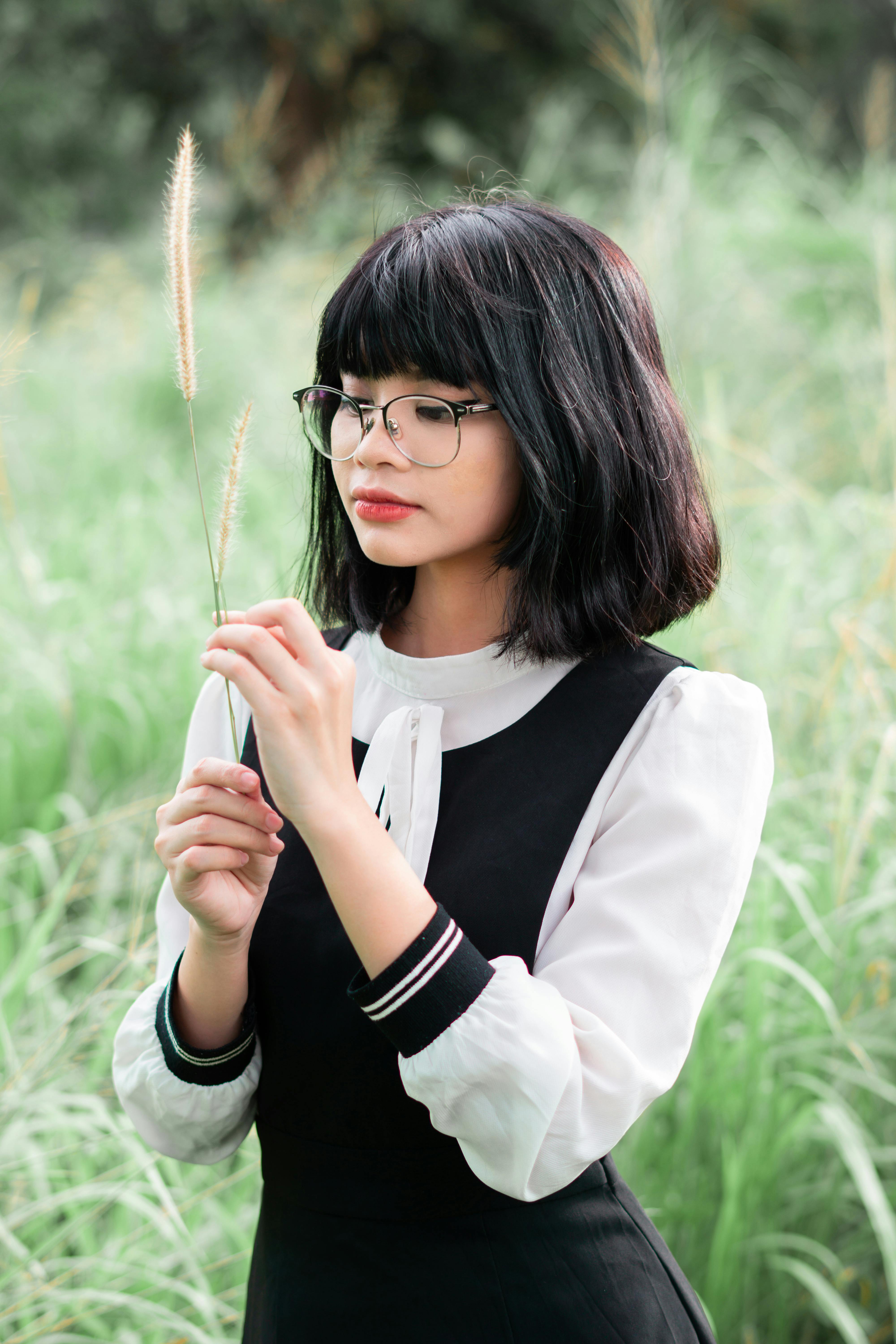 Portrait of a fashionable young woman in a natural setting, reflecting elegance and tranquility.