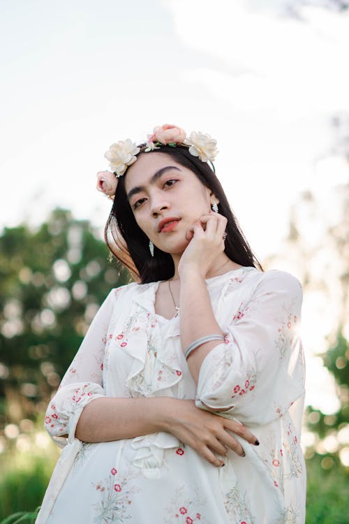 Gratis lagerfoto af asiatisk kvinde, blomsterkrone, blomstret kjole Lagerfoto