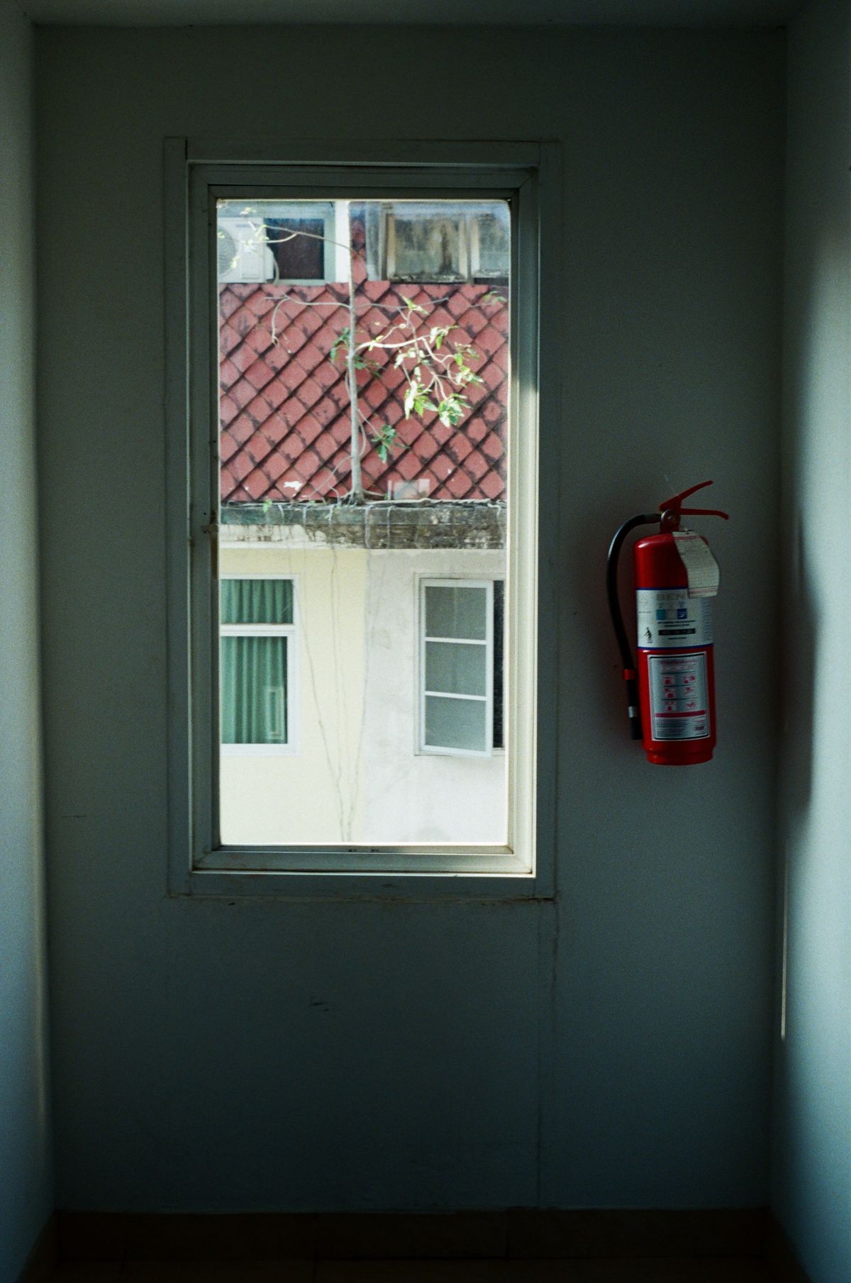 Extincteur maison obligatoire : extincteur rouge fixé au mur dans un logement