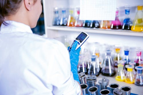 Chemist using a Electronic Multichannel Pipette