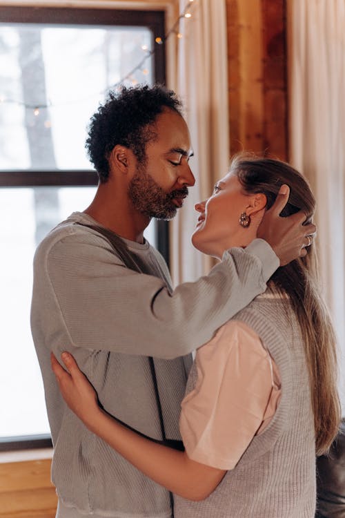 {{https://mixerdates.com/?ch=mixerblog}}loving interracial couple