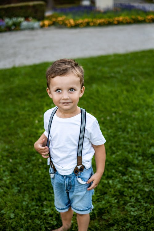 Foto stok gratis anak, anak laki-laki, baju putih