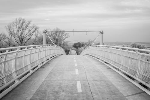 Gratis stockfoto met brug, eenkleurig, pad