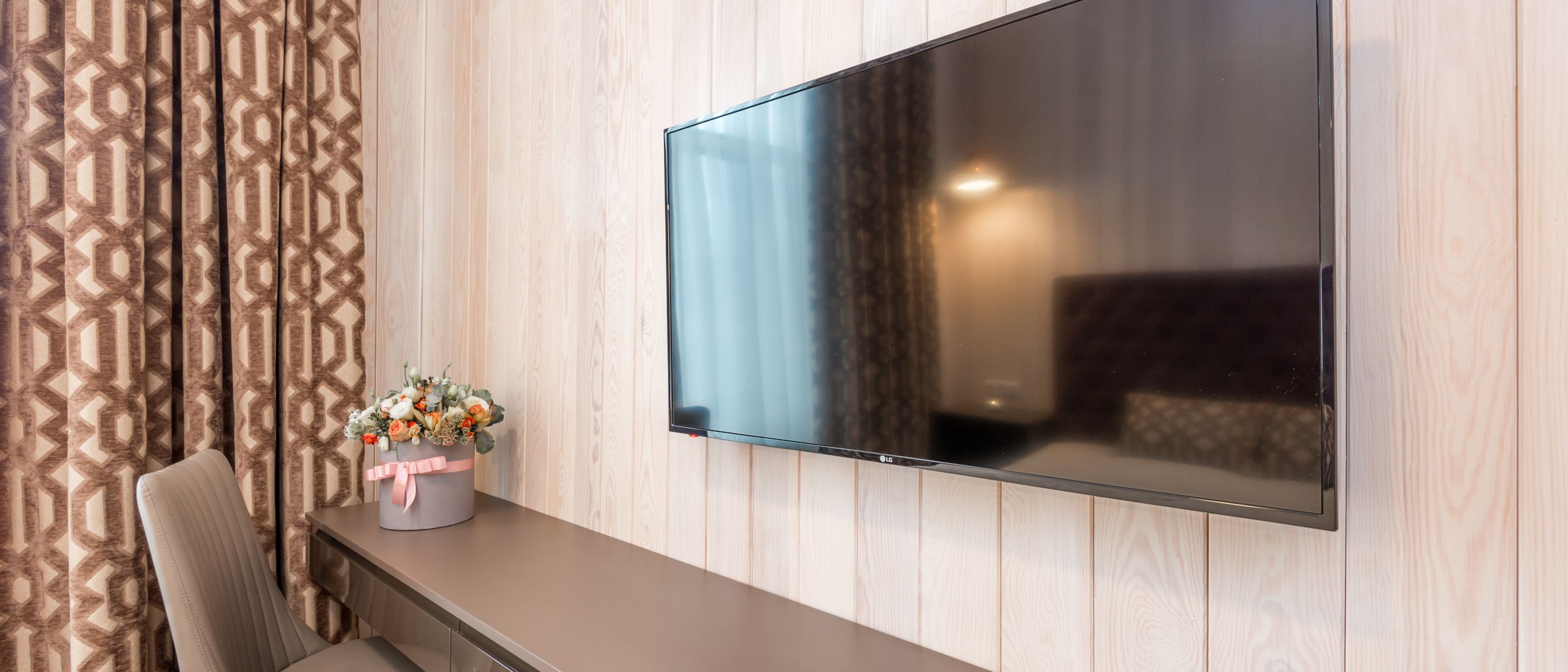 Wallpapering — walls rolled to an even, flat finish