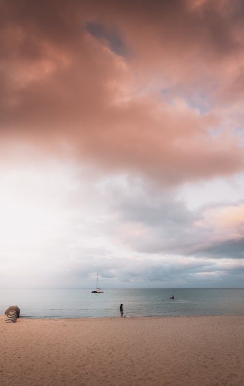 Foto d'estoc gratuïta de cel ennuvolat, Oceanside, persona