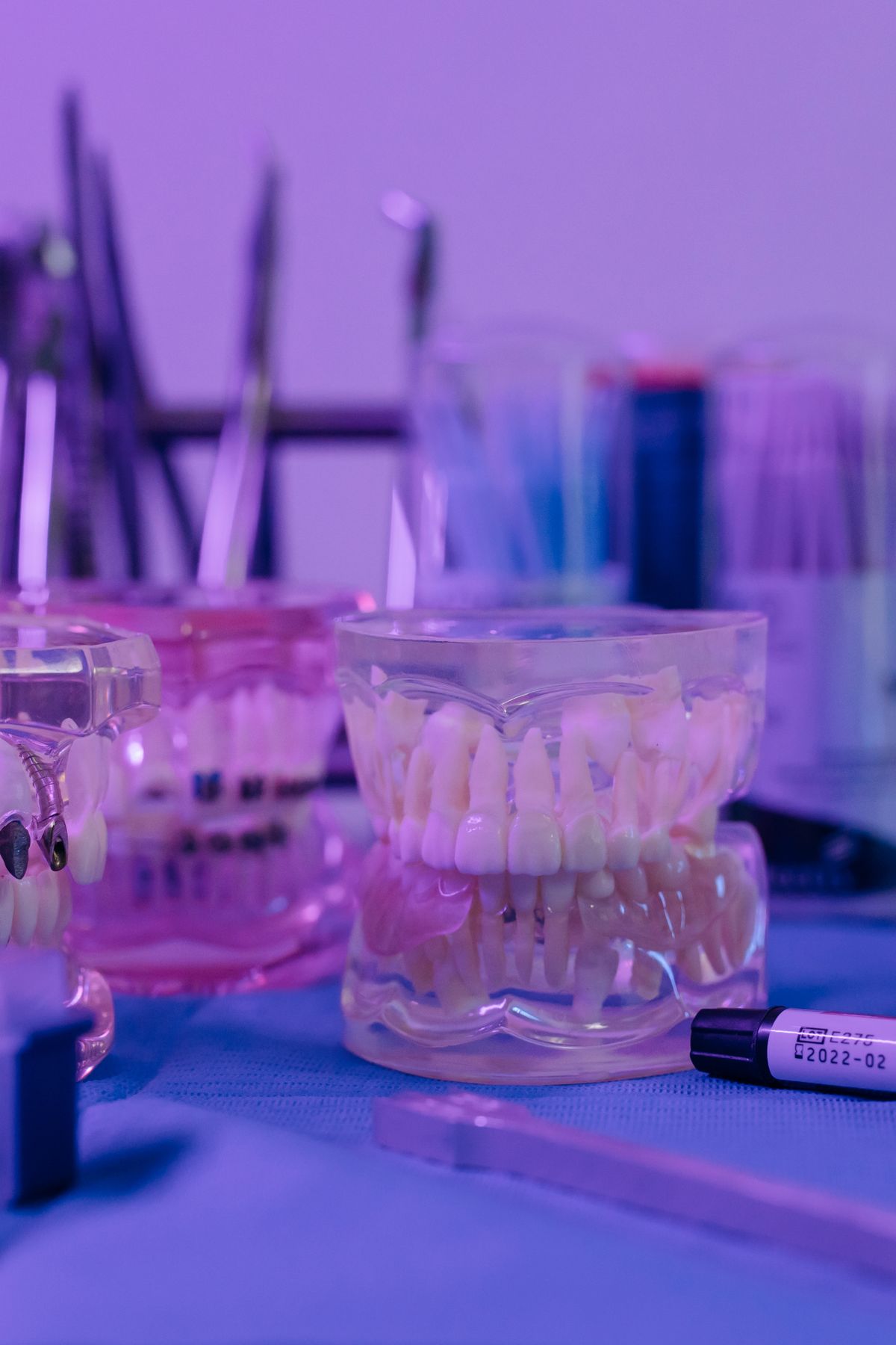Fotografía de primer plano de herramientas dentales transparentes