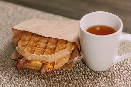 Darmowe zdjęcie z galerii z burger waflowy, filiżanka herbaty, fotografia kulinarna