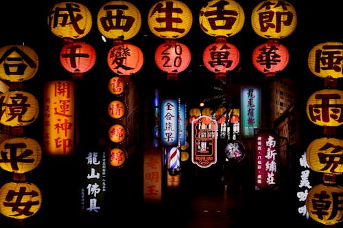 Gratis stockfoto met belicht, chinese letters, lantaarnpalen