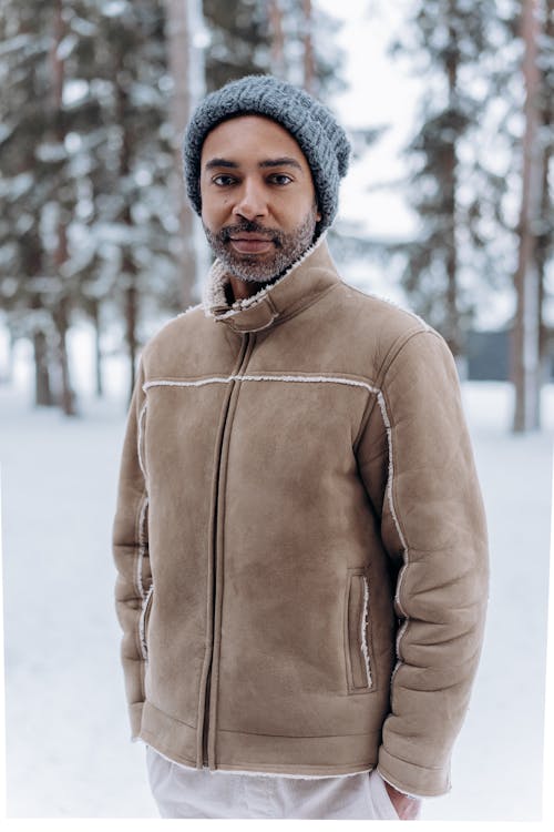 Gratis lagerfoto af afroamerikansk mand, brun jakke, forkølelse