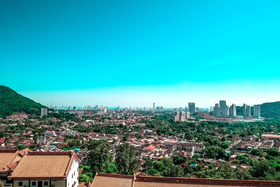 gratis Skyline Van De Stad Onder Blauwe Hemel Stockfoto