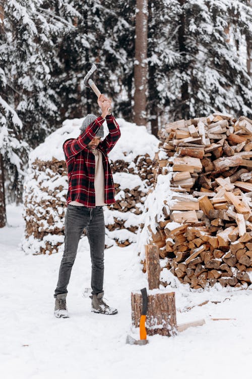 Un Homme Utilisant Une Hache Pour Couper Du Bois De Chauffage