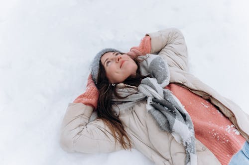 겨울 옷, 누워 있는, 눈의 무료 스톡 사진