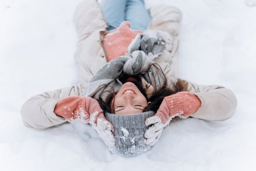 겨울 옷, 누워 있는, 눈 덮힌 땅의 무료 스톡 사진