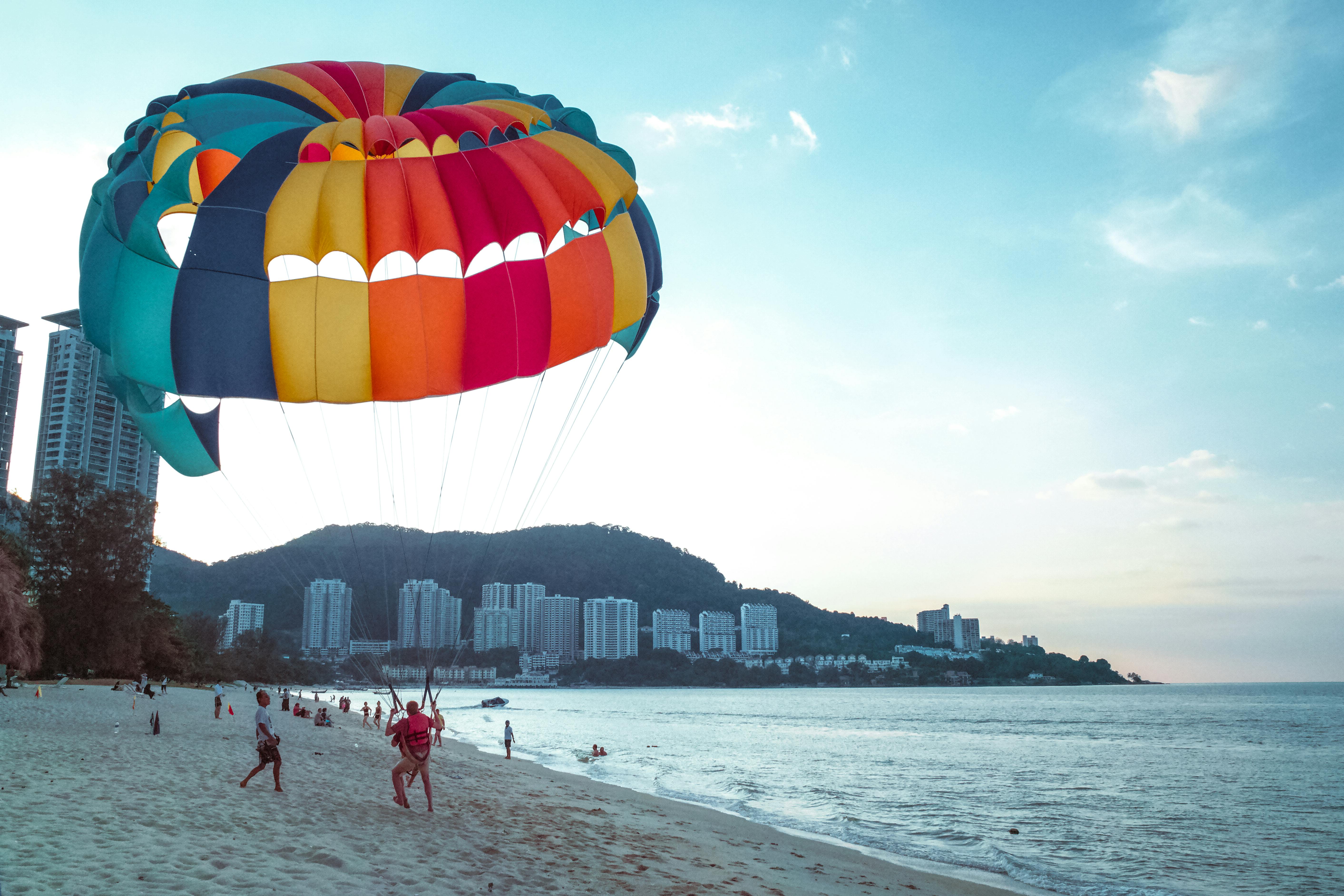 在美丽的海岸线上体验滑翔伞的刺激，天空充满活力