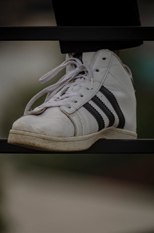 Безкоштовне стокове фото на тему «Adidas, білі кросівки, вертикальні постріл» стокове фото