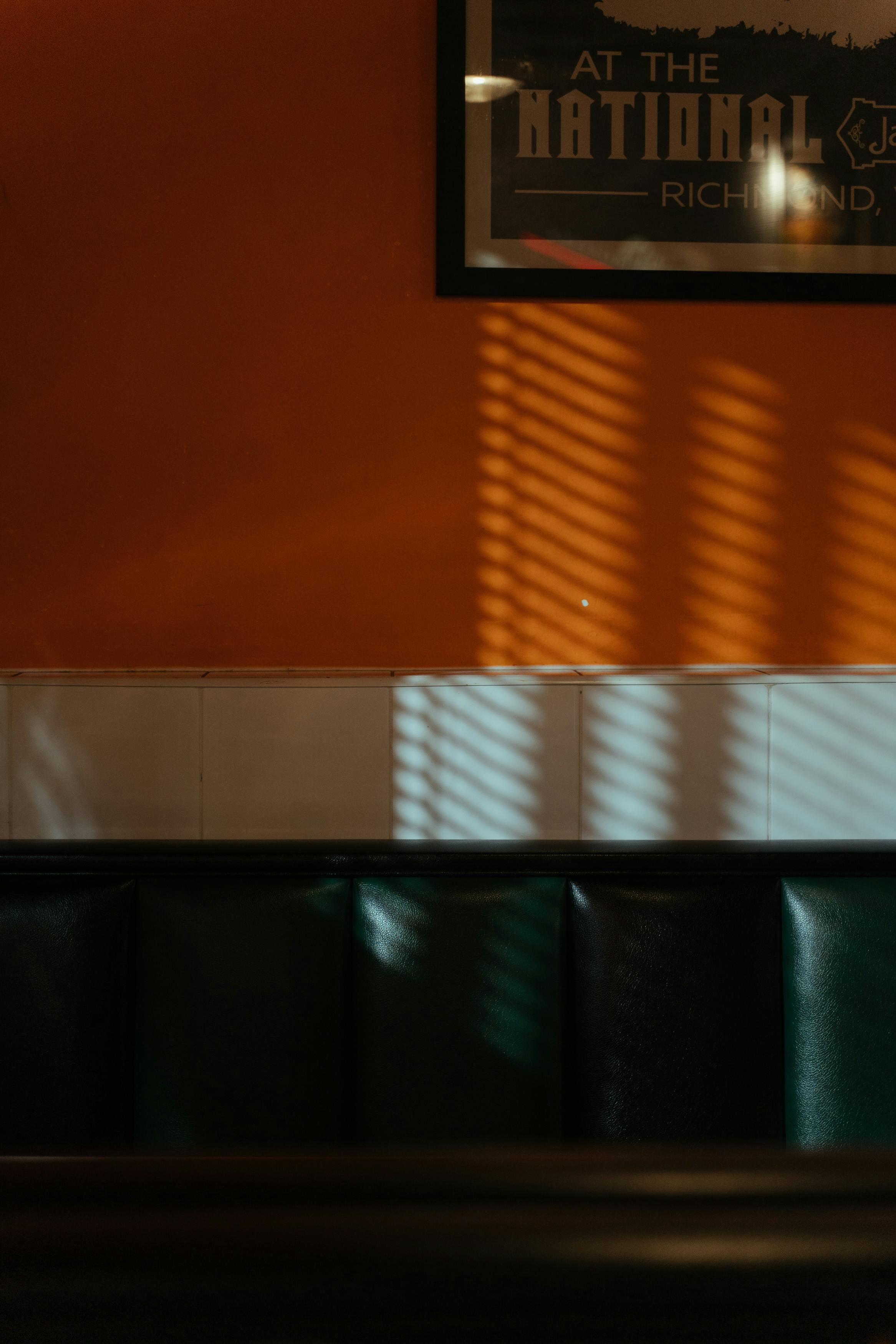 Kostnadsfria Tom Soffa Vid Ett Bord I En Matsal Stock foto