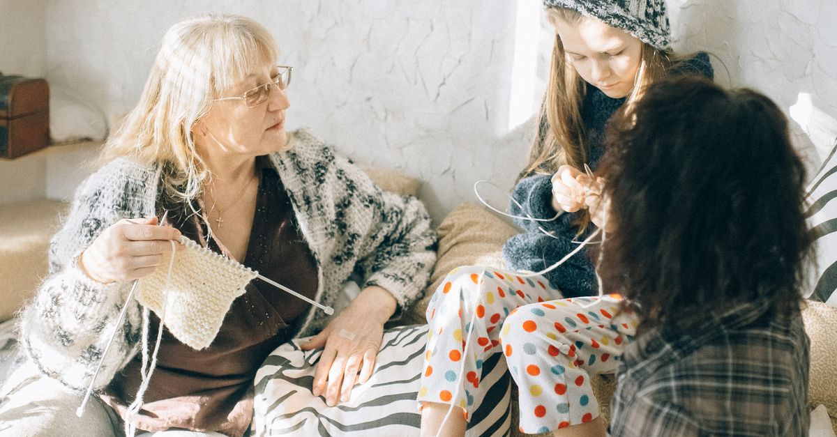 Rüyada Büyükanneyle Örgü Örmek - Rüya Tabiri ve Anlamı - Three generations enjoying knitting and togetherness indoors.