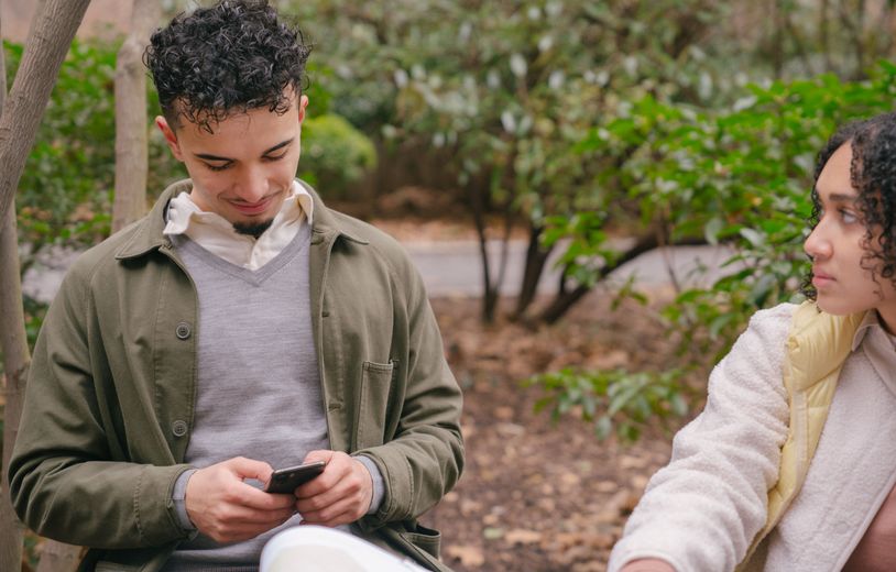 Online dating: starting a conversation on a niche platform