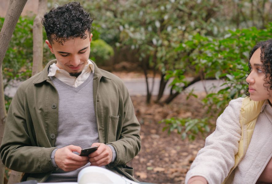 Online dating: starting a conversation on a niche platform