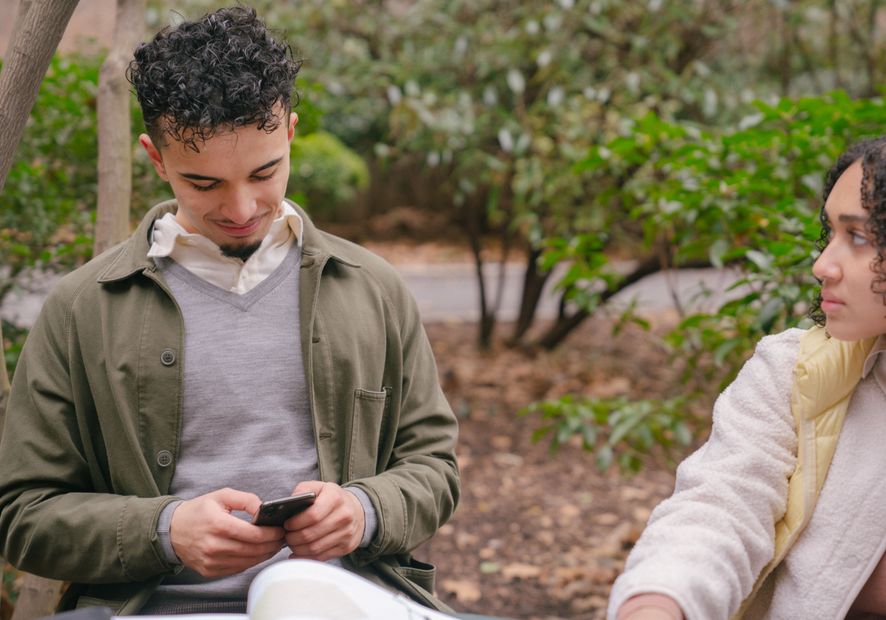 Online dating: starting a conversation on a niche platform