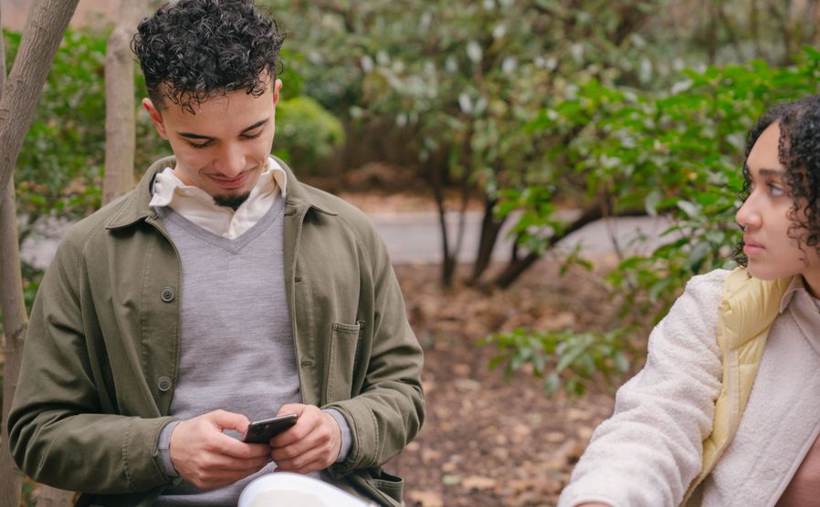 Online dating: starting a conversation on a niche platform