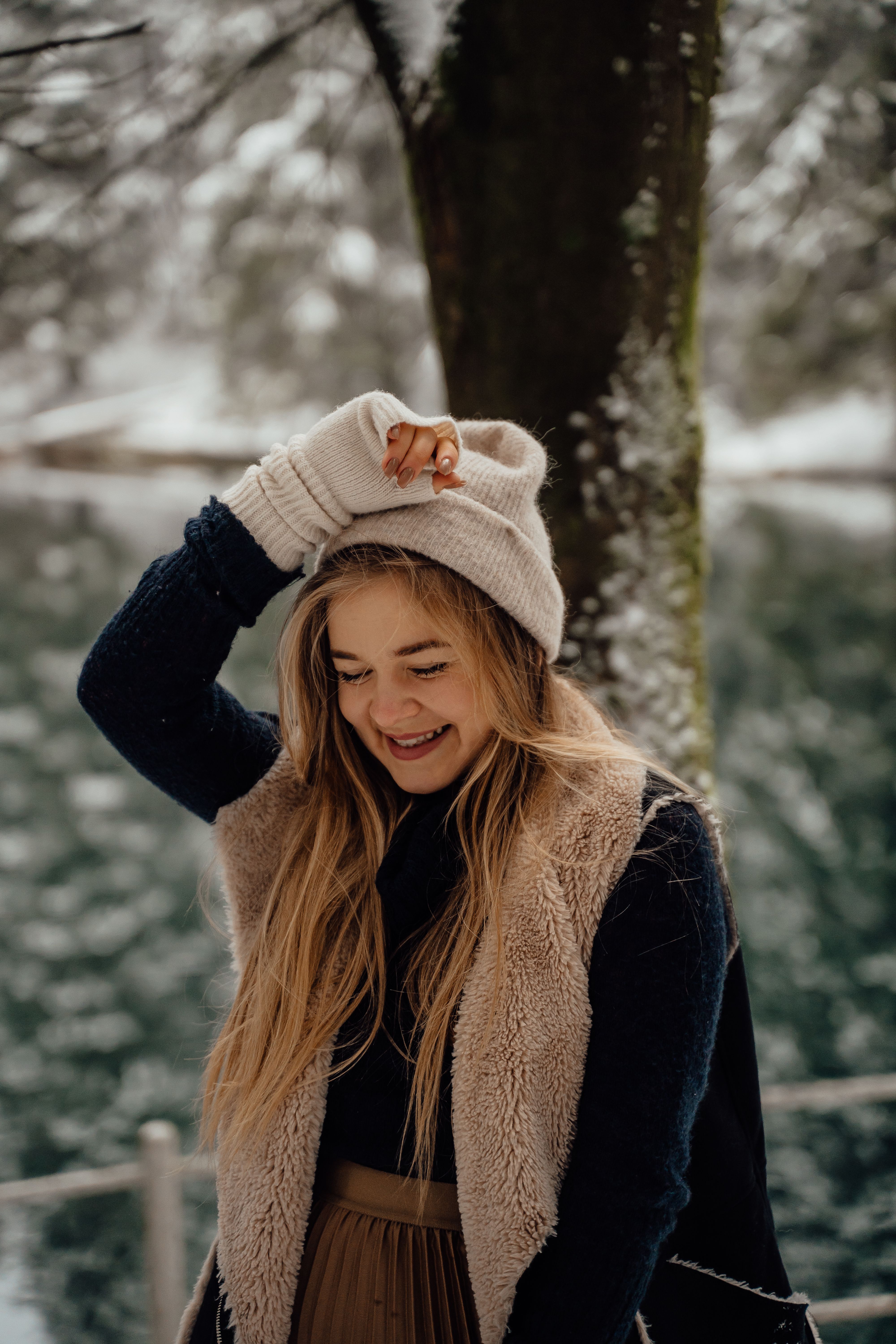 Foto gratuita di bellissimo, cappello, cappotto, carino, donna, fotografia  di ritratto, freddo, giovane, guanti, inverno, lavorare a maglia,  raffreddore, sorridere, sorriso, tiro verticale