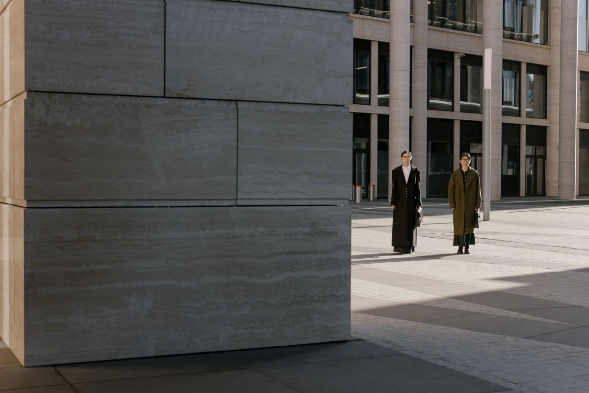 Minimalismus-Herbst-Trend 2026 erklärt: 4 reduzierte Looks — Im Kontext