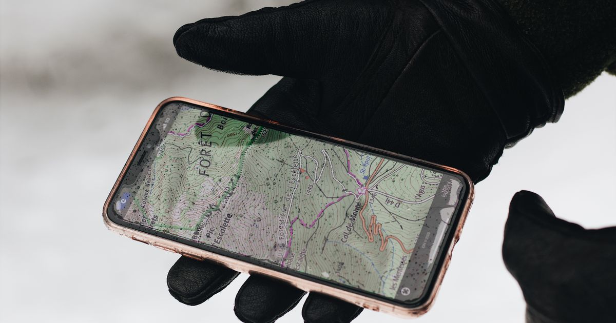 スマートフォンを手に持ち操作する様子