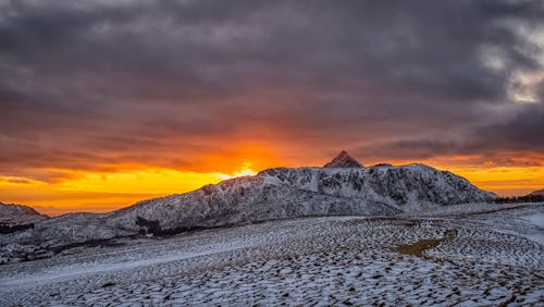 Fotobanka s bezplatnými fotkami na tému dramatická obloha, hora, krajina